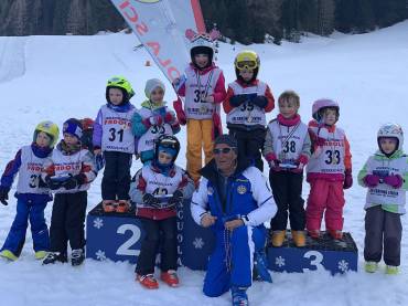 Skirennen am Ende des Skikurses für Einheimische